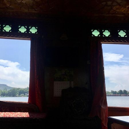 Houseboat Lily Of Nageen Srīnagar Esterno foto
