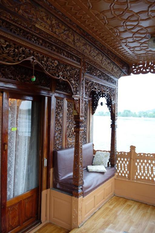 Houseboat Lily Of Nageen Srīnagar Esterno foto