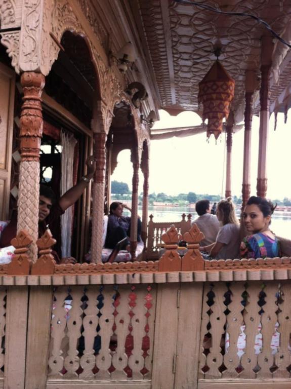Houseboat Lily Of Nageen Srīnagar Esterno foto