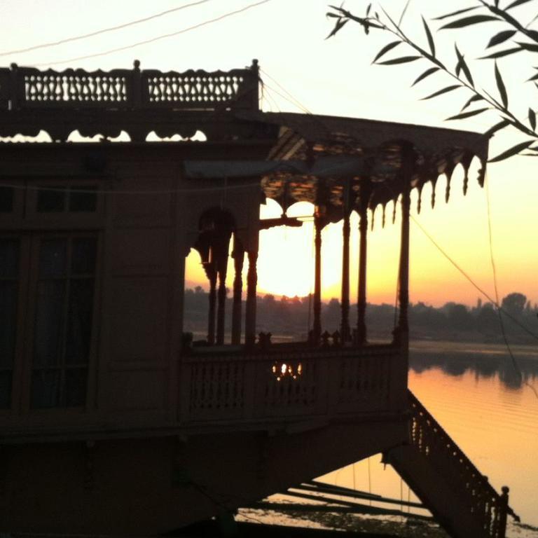 Houseboat Lily Of Nageen Srīnagar Esterno foto