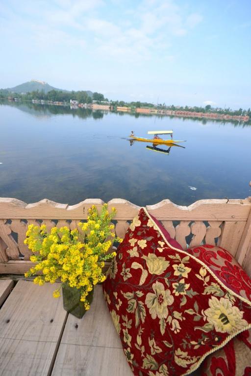 Houseboat Lily Of Nageen Srīnagar Esterno foto