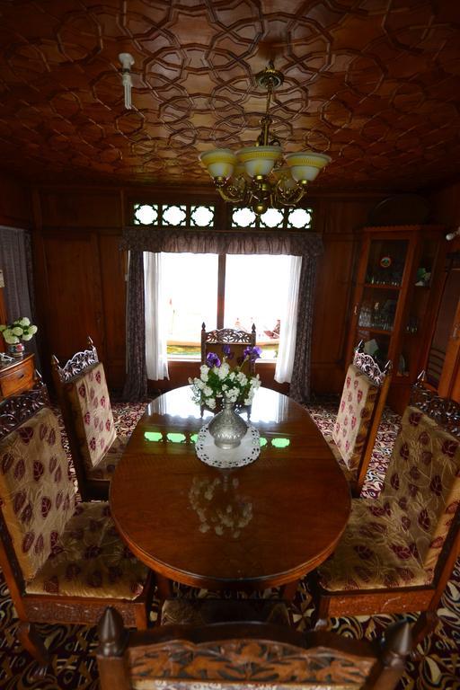 Houseboat Lily Of Nageen Srīnagar Esterno foto