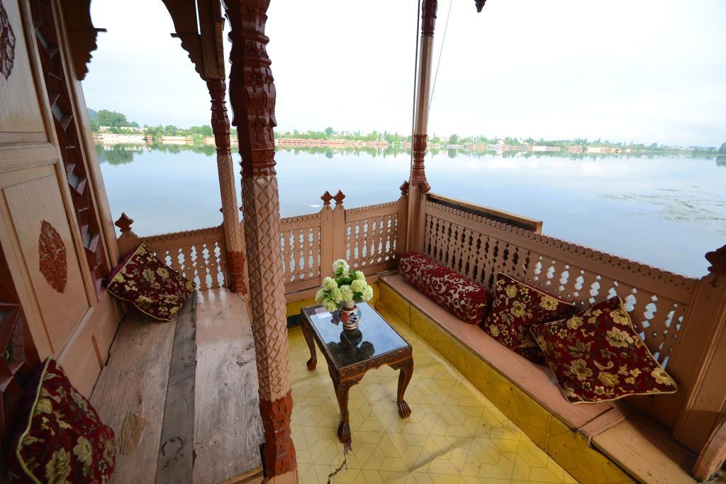 Houseboat Lily Of Nageen Srīnagar Esterno foto