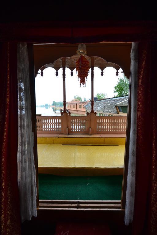 Houseboat Lily Of Nageen Srīnagar Esterno foto